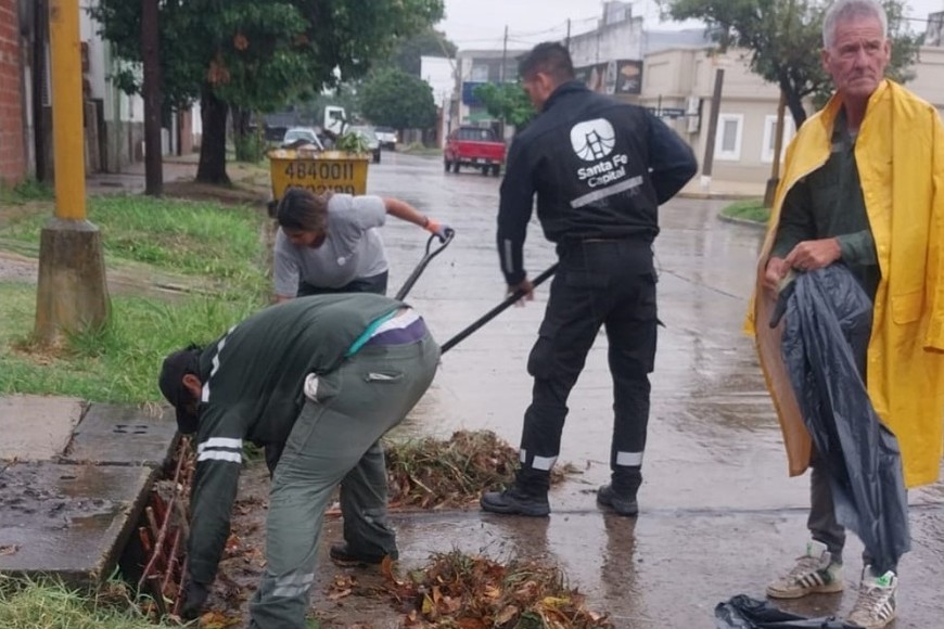 Personal municipal trabaja en la limpieza de bocas de tormenta y desagües.