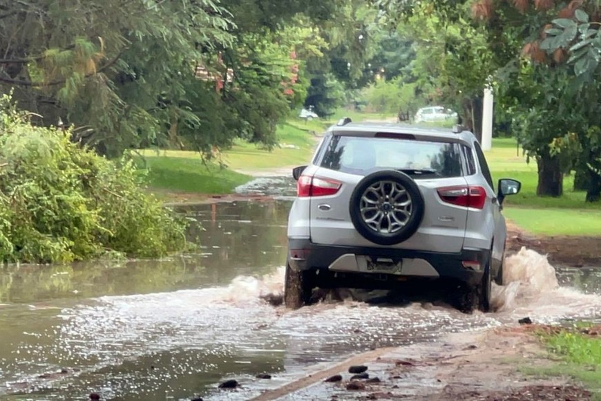 Vecinos aislados y accesos intransitables: una postal que se repite cada vez que llueve en la zona norte.