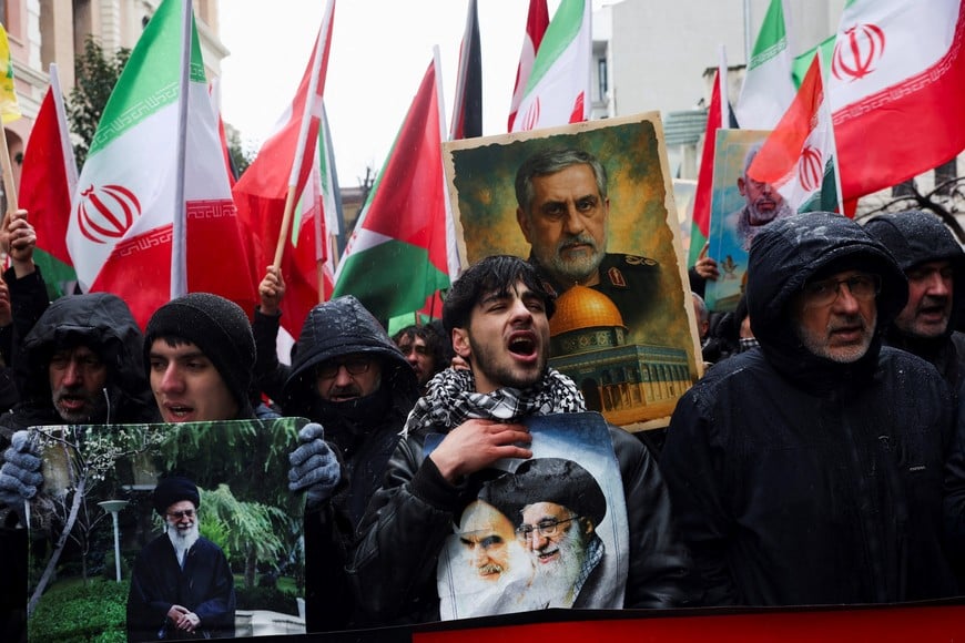 Demonstrators hold pictures of Iran's Supreme Leader Ayatollah Ali Khamenei during a rally in solidarity with Iran's government in Tehran, near the Iranian Consulate in Istanbul, Turkey, January 18, 2026. REUTERS/Dilara Senkaya