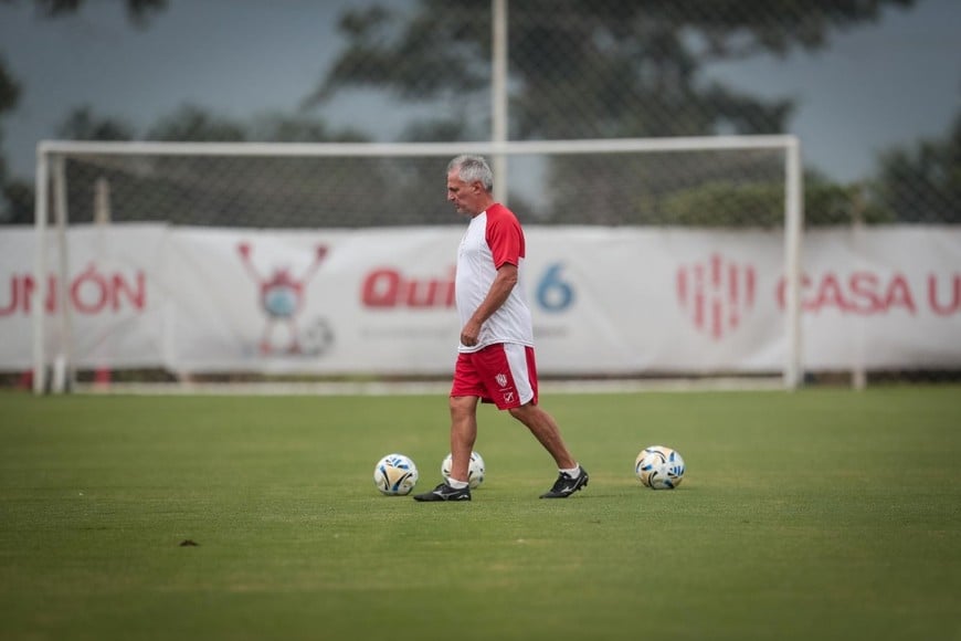 Leo Madelón y una semana en la que estuvo probando y reacomodando un equipo que gustó y goleó ante Gimnasia de Mendoza pero que desentonó en Santiago.