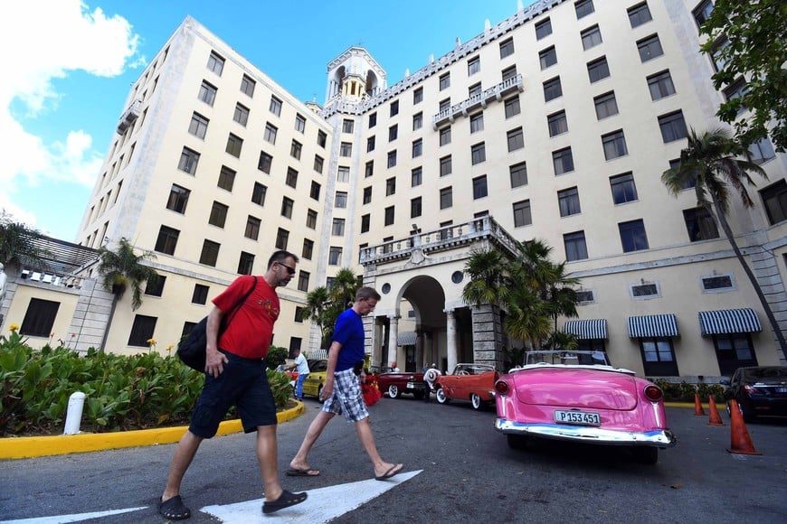 (200314) -- LA HABANA, 14 marzo, 2020 (Xinhua) -- Turistas extranjeros caminan frente al hotel Nacional, en la localidad del Vedado, en La Habana, capital de Cuba el 14 de marzo de 2020. El sábado directivos del Ministerio de Turismo (MINTUR) cubano ratificaron que la isla es un destino seguro para vacacionistas por la puesta en práctica del plan nacional de prevención y enfrentamiento al COVID-19. (Xinhua/Joaquín Hernández) (jh) (ra) (da)