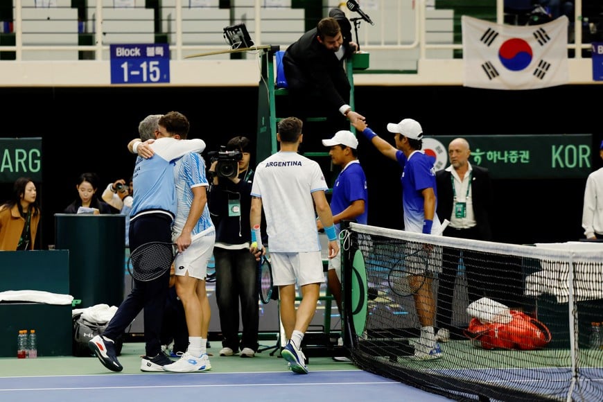Tennis - Davis Cup - Qualifiers - South Korea v Argentina - Gijang Gymnasium, Busan, South Korea - February 8, 2026
Argentina's Guido Andreozzi and Federico Agustin Gomez celebrate with captain Javier Frana after winning their match against South Korea's Jisung Nam and Uisung Park REUTERS/Kim Soo-Hyeon