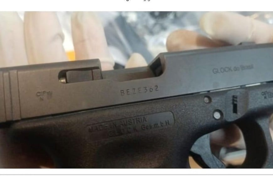 El arma utilizada, una Glock G25 calibre .380, fue secuestrada para su análisis.