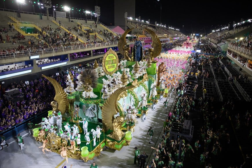 (220421) -- RIO DE JANEIRO, 21 abril, 2022 (Xinhua) -- Imagen del 20 de abril de 2022 de juerguistas participando en el desfile de carnaval, en Río de Janeiro, Brasil. El desfile del carnaval, el cual se pospuso de su fecha original en febrero debido a la propagación de la variante Omicron, se inauguró el miércoles por la noche en Río de Janeiro. (Xinhua/Wang Tiancong) (sm) (ah) (vf)