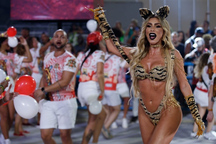 (240108) -- RIO DE JANEIRO, 8 enero, 2024 (Xinhua) -- Imagen del 7 de enero de 2024 de una juerguista de la escuela de samba Unidos do Porto da Pedra participando en el primer día de ensayo técnico para los desfiles de Carnaval, en el Sambódromo, en Río de Janeiro, Brasil. (Xinhua/Claudia Martini) (cm) (oa) (ah) (ce)