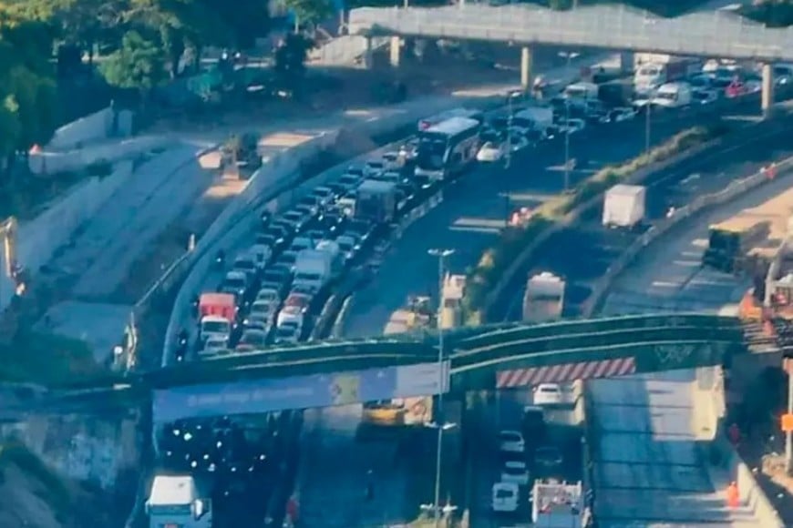 Hay una gran congestión de tránsito en la zona.