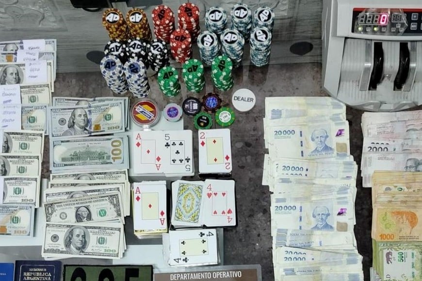 En el domicilio había pesos, dólares, fichas de pocker y otros elementos. Foto: El Litoral