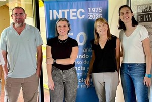 Uno por uno, el equipo: Luisina Bressán, Santiago Vaillard, Elangeni Gilbert, Diana Estenoz y Laureana Soria. Foto: Lucía Satler.