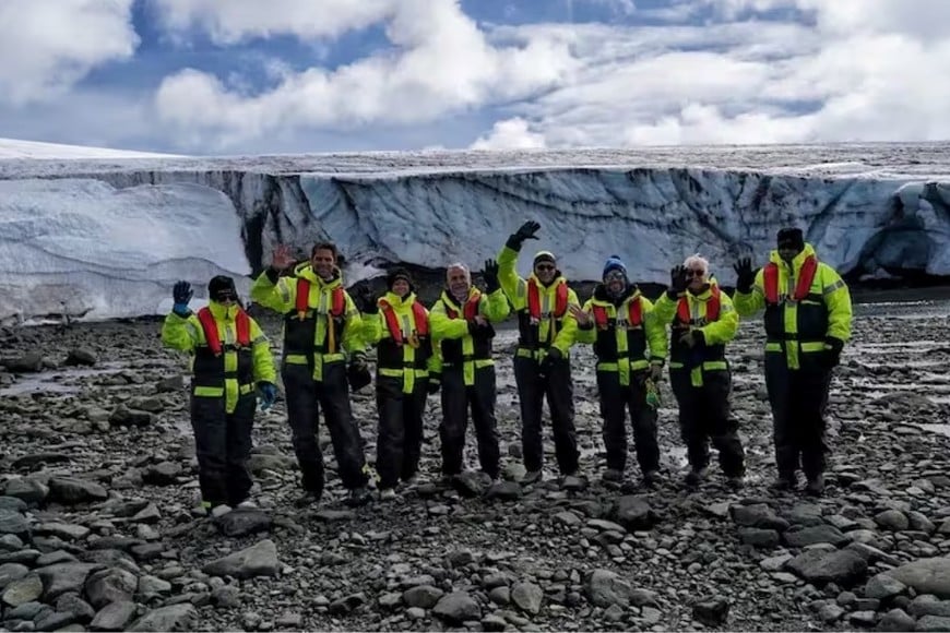 La expedición en suelo antártico de embajadores extranjeros acreditados en Chile.