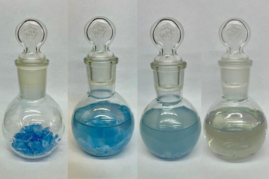 Reciclado químico de policarbonato; el plástico se depolimeriza y se obtienen moléculas pequeñas.