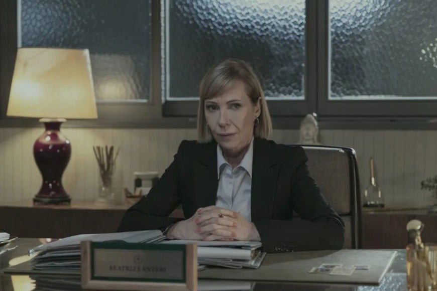 Inés Estévez como Beatriz, la directora de La Quebrada.