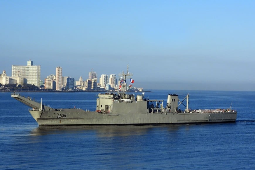 (260212) -- LA HABANA, 12 febrero, 2026 (Xinhua) -- Un barco con ayuda humanitaria procedente de México entra al puerto, en La Habana, capital de Cuba, el 12 de febrero de 2026. La presidenta de México, Claudia Sheinbaum, aseguró el lunes que su Gobierno continuará brindando ayuda humanitaria a Cuba a pesar de las sanciones impuestas por Estados Unidos a los países que comercian o envían petróleo a la nación caribeña. (Xinhua/Joaquín Hernández) (jh) (jg) (ah) (vf)