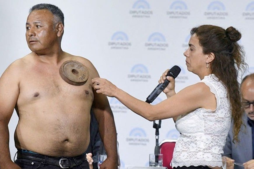 La licenciada Lorena Diblasis presenta al "hombre imán" en una reunión antivacunas llevada a cabo en el Congreso de la Nación Argentina.