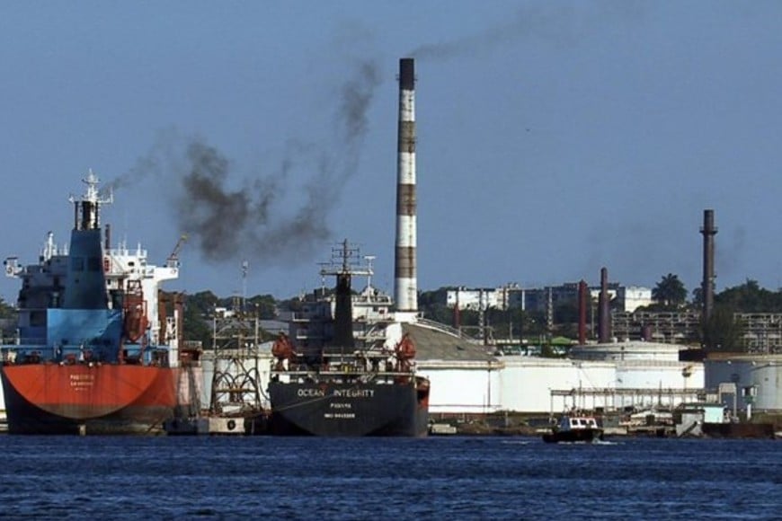 La refinería cuenta con capacidad para procesar tanto el pesado crudo nacional como petróleo importado.