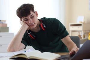 Los adolescentes empiezan a entender las consecuencias de sus acciones a largo plazo.