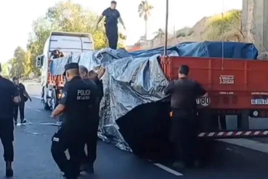 La víctima fatal terminó debajo de un acoplado y sufrió lesiones que le provocaron el fallecimiento.