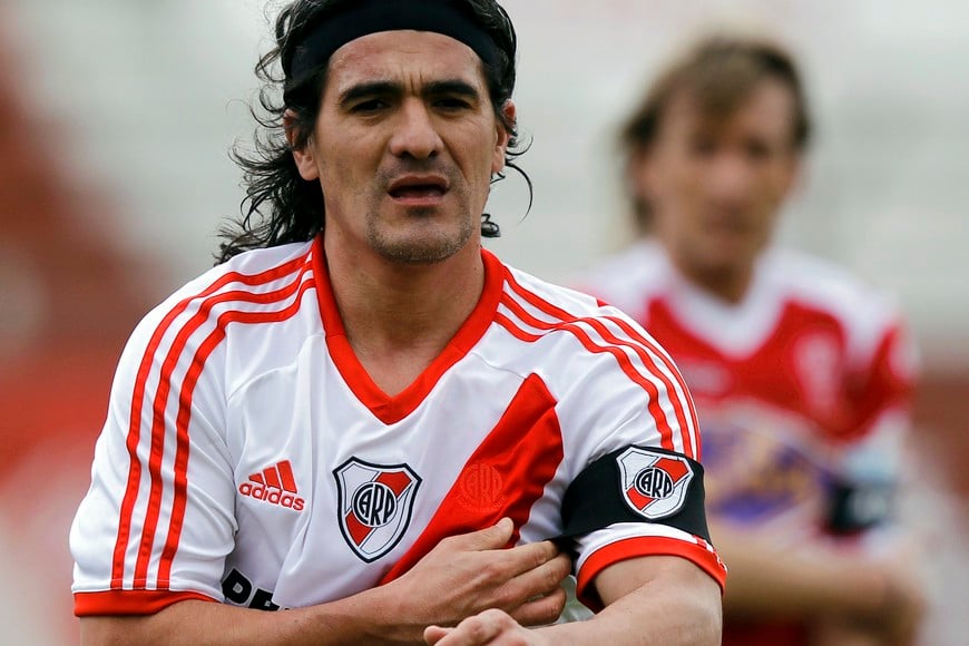 River Plate's captain Ariel Ortega reacts during their Argentine First Division soccer match against Huracan in Buenos Aires, August 15, 2010. REUTERS/Marcos Brindicci (ARGENTINA - Tags: SPORT SOCCER) cancha de huracan ariel burrito ortega campeonato torneo apertura 2010 futbol futbolistas partido huracan river plate