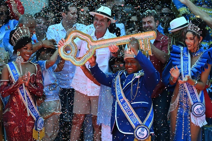 (260213) -- RIO DE JANEIRO, 13 febrero, 2025 (Xinhua) -- El alcalde de Río de Janeiro, Eduardo Paes (c-atrás), entrega las llaves de la ciudad al rey Momo del Carnaval, Danilo Vieira (d-frente), en la ceremonia de inauguración de la temporada de Carnaval 2026, en Río de Janeiro, Brasil, el 13 de febrero de 2026. La temporada de Carnaval 2026 en Brasil tendrá un impacto económico calculado en 18.600 millones de reales (unos 3.720 millones de dólares), lo que significará 10 por ciento más frente al mismo período del año anterior y el mejor resultado para el período desde el inicio de la serie histórica en 2011, según estimaciones del Gobierno y del sector privado. (Xinhua/Lucio Tavora) (lt) (oa) (ra) (vf)