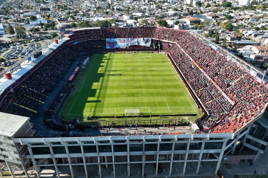 Colón, su estadio y su gente. Este será el marco que tendrá el equipo de Medrán cuando se produzca el debut en el torneo de Primera Nacional, este sábado a las 20.