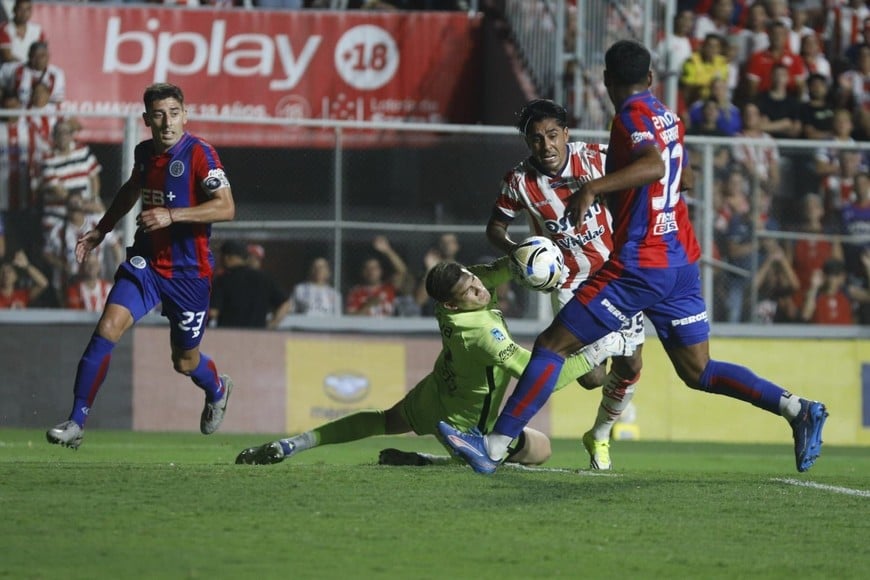 El excelente registro gráfico de Matías Pintos, que muestra el preciso instante de la infracción del arquero Gill a Tarragona. El asistente estaba decidido a cobrar un offside muy dudoso.