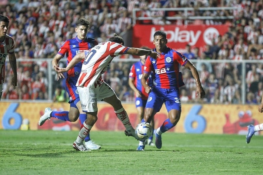 Otra de las situaciones de Unión: buena pelota metida entre líneas por Tarragona y esta definición de zurda de Mauro Pittón que terminó salvando Gill, la figura de San Lorenzo.