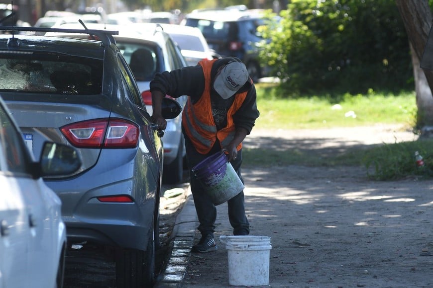 El lavado de autos en la vía pública, también prohibido. Crédito: Archivo Flavio Raina