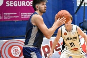 Un instante del amistoso que disputaron Almagro de Esperanza y Gimnasia y Esgrima de Santa Fe.