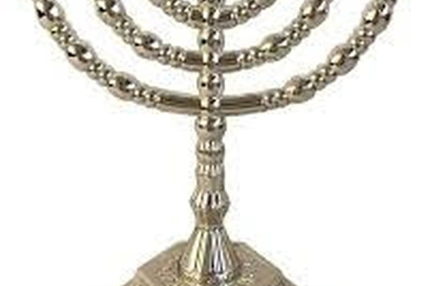 La menorá es un candelabro ritual de siete brazos, símbolo central del judaísmo, que representa la presencia eterna de Dios, la luz divina y la sabiduría.