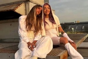 En el fondo de "la casita", alejadas de los flashes principales pero a la vista de los miles de seguidores, se encontraban la "Triple T" y "La Nena de Argentina".