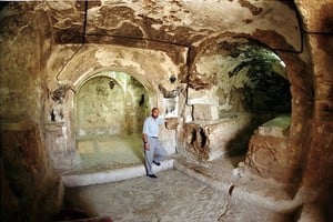 Cueva de Los Sietes Durmientes en Éfeso, antigua localidad de Asia Menor, en la actual Turquía. Este es el sitio que cobija la increíble historia de siete amigos, siete jóvenes nobles y de buena posición económica, que mantuvieron intacta su fe cristiana y desobedecieron al emperador romano Decio, quien gobernó entre los años 249 y 251 de nuestra era.
