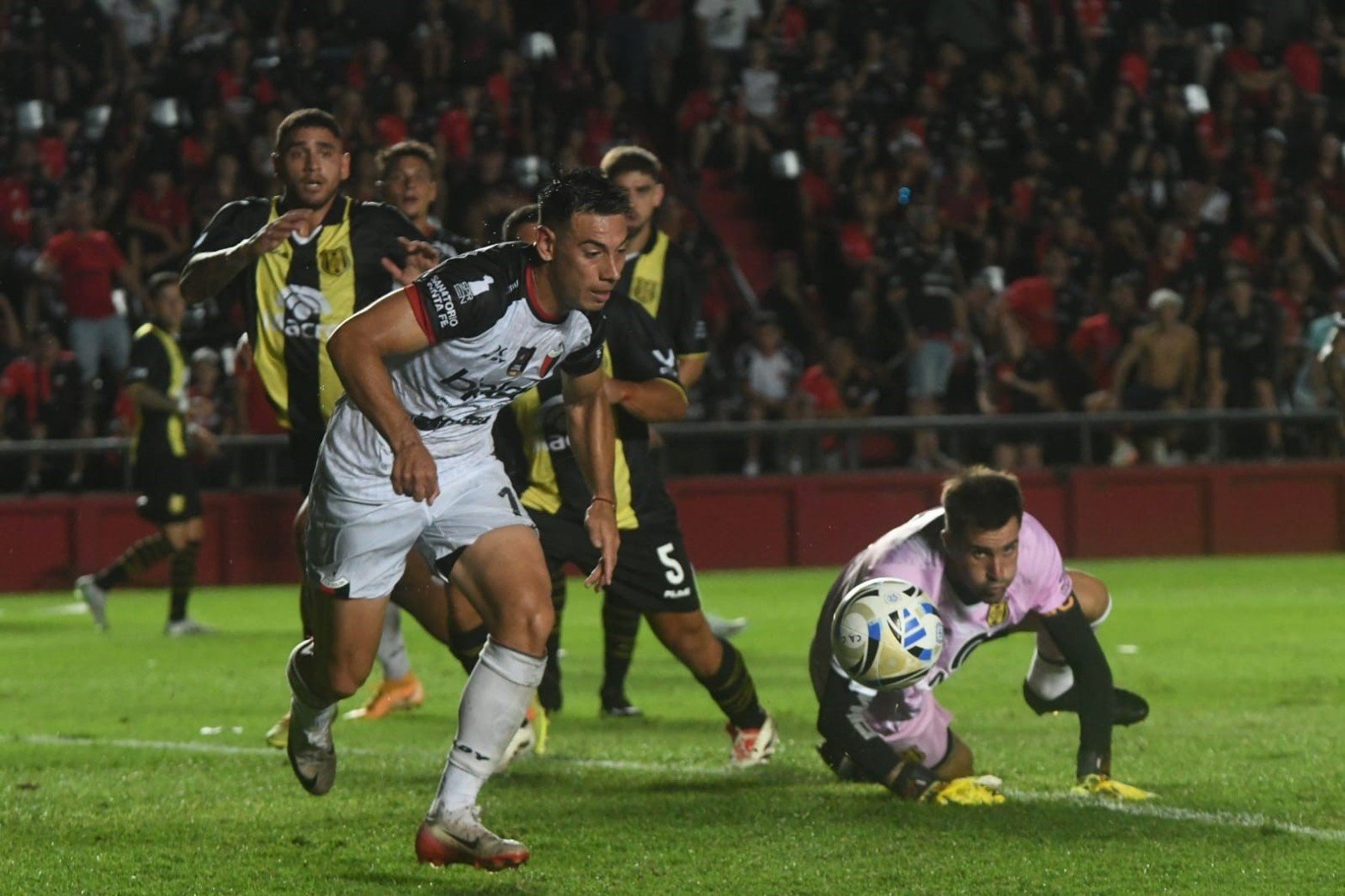 Colón-Deportivo Madryn | Primera Nacional - Torneo Nacional | Estadio Brigadier López - Cementerio de Elefantes. Foto: Carolina Niklison