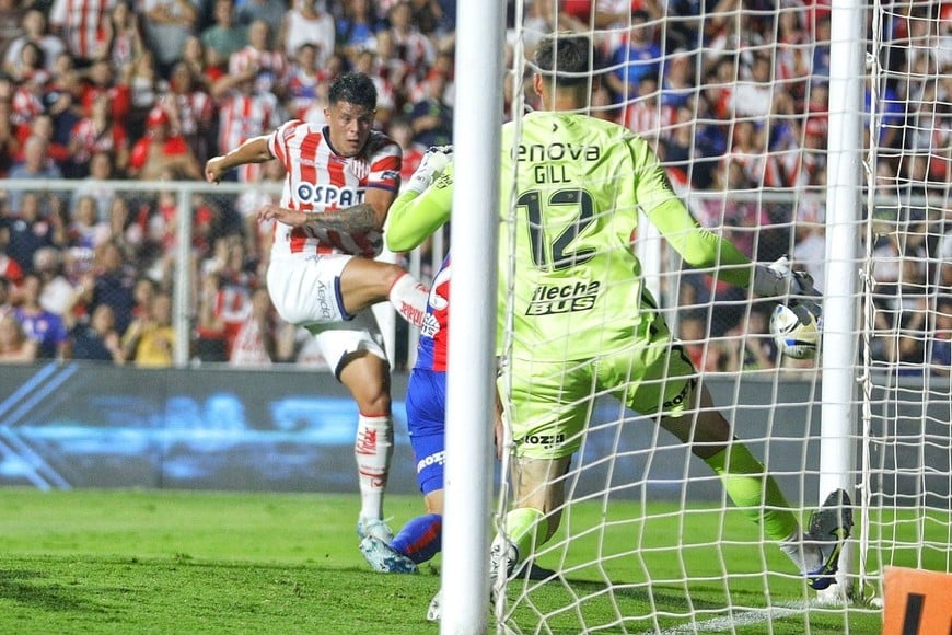 Marcelo Estigarribia tuvo dos chances muy claras. Esta es la primera, la del primer tiempo, que desperdició desde adentro del área chica.
