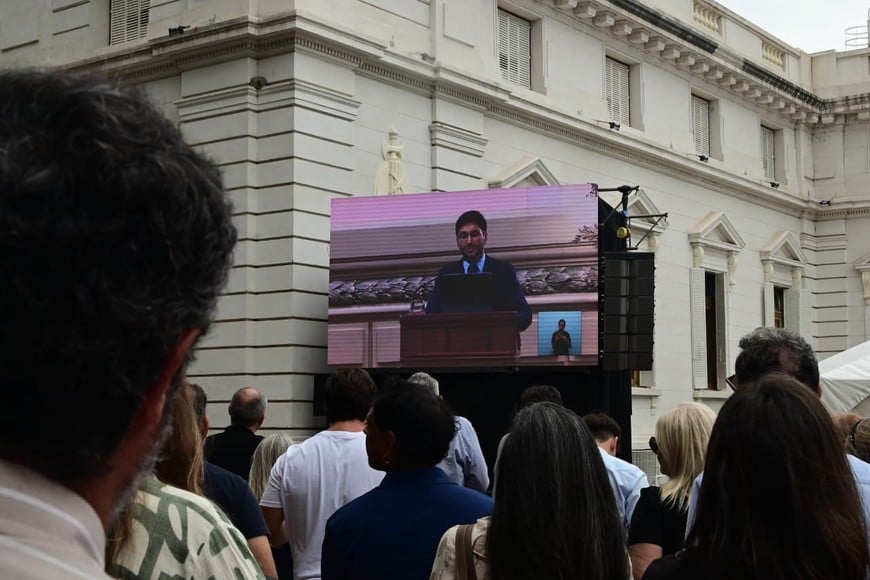 Dos pantallas gigantes instaladas en la plaza permitieron seguir el discurso. Foto: Flavio Raina.