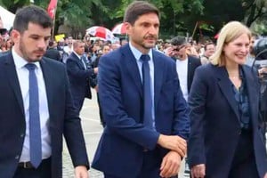 Chiarella arriba a la Legislatura junto a Pullaro y Scaglia. Foto: Gentileza.