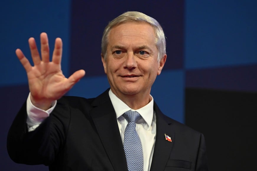 (251104) -- SANTIAGO, 4 noviembre, 2025 (Xinhua) -- El candidato a la Presidencia chilena, líder de la ultraderecha local, José Antonio Kast, asiste al debate presidencial chileno organizado por la Asociación de Radiodifusoras de Chile, en Santiago, capital de Chile, el 4 de noviembre 2025. La migración, derechos humanos y economía fueron los tópicos principales en el debate presidencial chileno celebrado el martes, con miras a las elecciones presidenciales del próximo 16 de noviembre. (Xinhua/Jorge Villegas) (jv) (jg) (ra) (ce)