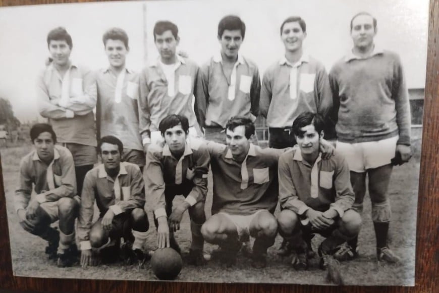 Cuando era el "Negro" Luque, con sus amigos de la infancia y juventud de Guadalupe Juniors. Como no podía ser de otra manera, con la pelota, su fiel amiga de la vida.