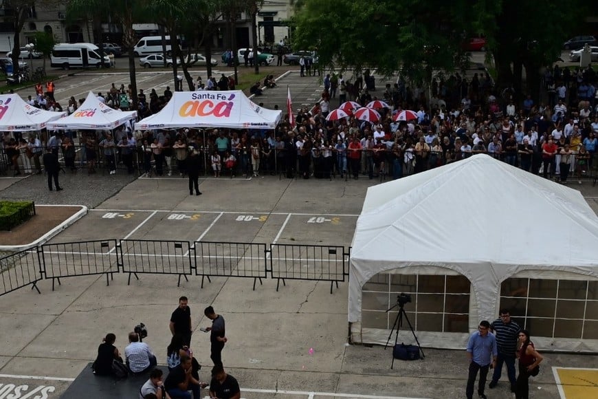 La plaza y sus límites. En primer plano, corralito para prensa; las vallas y los apoyos a Pullaro y la protesta de docentes. Foto: Flavio Raina.