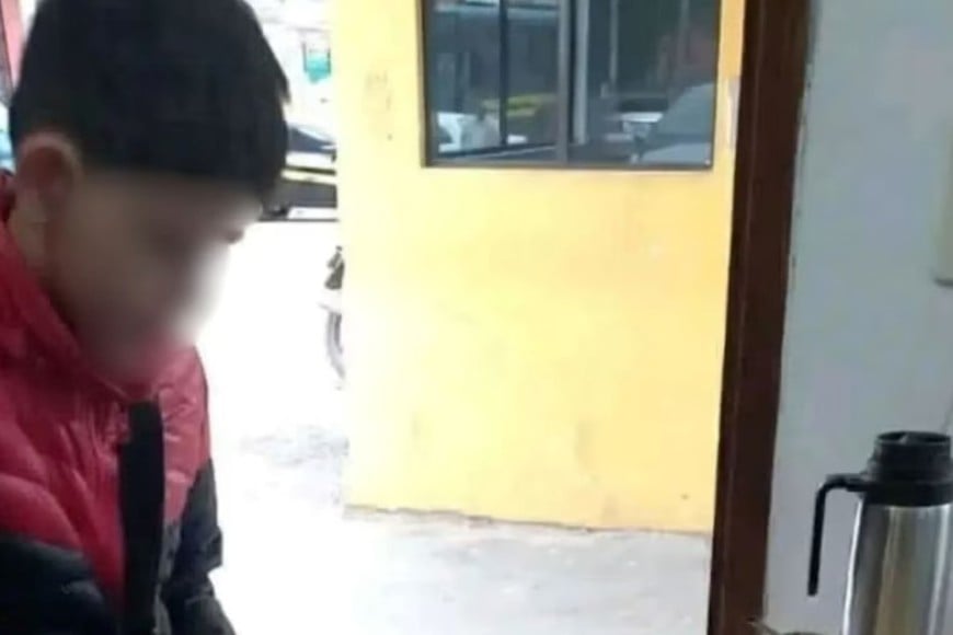 El chico salió en medio de la lluvia con la intención de hacer una compra