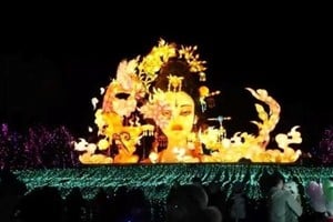 Pekín celebra este domingo 15 de febrero la ‘Flor de hierro’, una tradición en la que se lanza hierro fundido contra ladrillos para crear chispas y que forma parte de las tradicionales festividades del Año Nuevo chino.