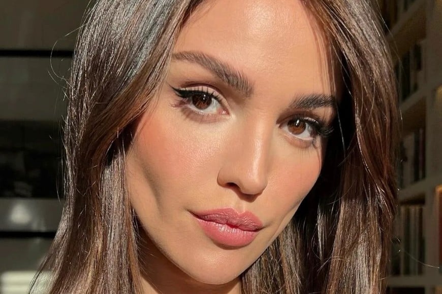 Tonos tierra y rosados aportan calidez y profundidad al párpado.