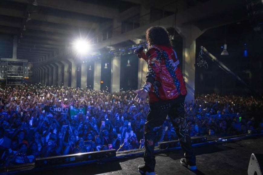 El cantante hizo pausas sobre el escenario para seguir con el show.