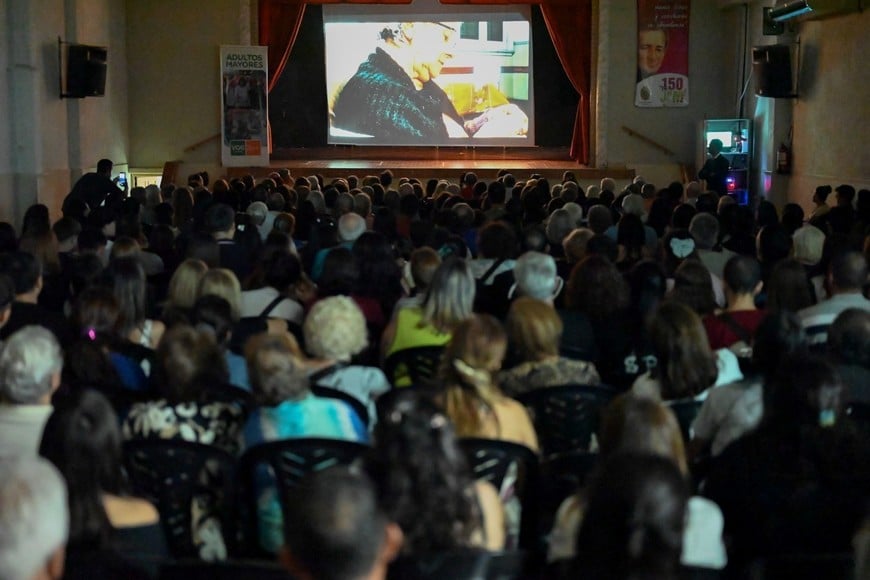 Habrá “Noche de Colectividades” con propuestas gastronómicas y artísticas, “Festival de la ciudad” con músicos locales y comparsas, “Cine a la reposera” con la proyección del falso documental “Viejos son los trapos