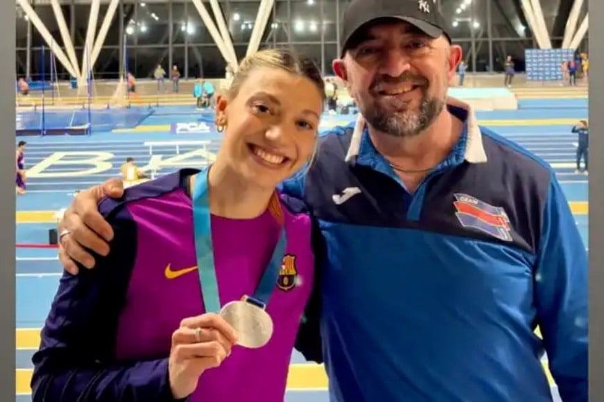 Con la medalla por el segundo lugar en los 200 metros y lograr el récord argentino.