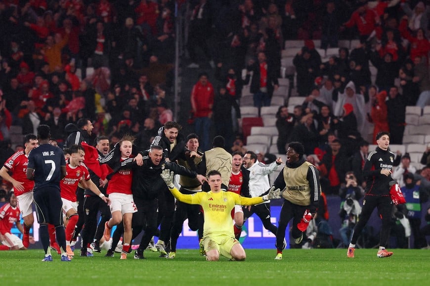 Soccer Football - UEFA Champions League - Benfica v Real Madrid - Estadio da Luz, Lisbon, Portugal - January 28, 2026
Benfica's Anatoliy Trubin celebrates scoring their fourth goal with teammates REUTERS/Pedro Nunes