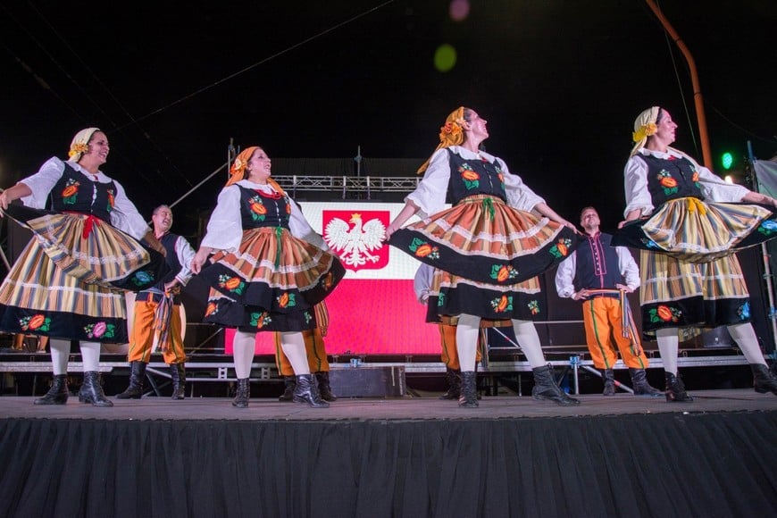 Habrá “Noche de Colectividades” con propuestas gastronómicas y artísticas, “Festival de la ciudad” con músicos locales y comparsas, “Cine a la reposera” con la proyección del falso documental “Viejos son los trapos