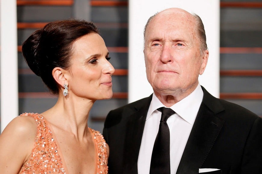 FILE PHOTO: Actor Robert Duvall and wife, Luciana Duvall, arrive at the 2015 Vanity Fair Oscar Party in Beverly Hills, California February 22, 2015. REUTERS/Danny Moloshok/File Photo