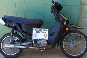 Durante la fuga, el motociclista habría intentado embestir el patrullero. Foto: Prensa URVII