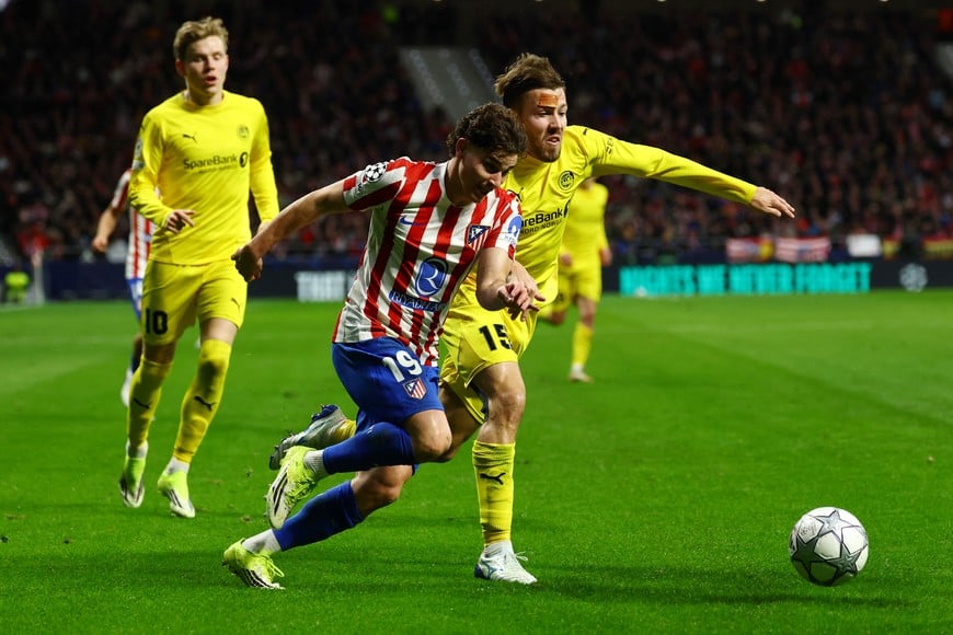 Soccer Football - UEFA Champions League - Atletico Madrid v Bodo/Glimt - Riyadh Air Metropolitano, Madrid, Spain - January 28, 2026
Bodo/Glimt's Fredrik Andre Bjorkan in action with Atletico Madrid's Julian Alvarez REUTERS/Susana Vera