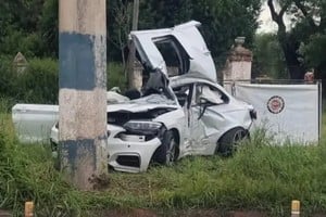 El vehículo quedó completamente destruido tras el violento impacto.