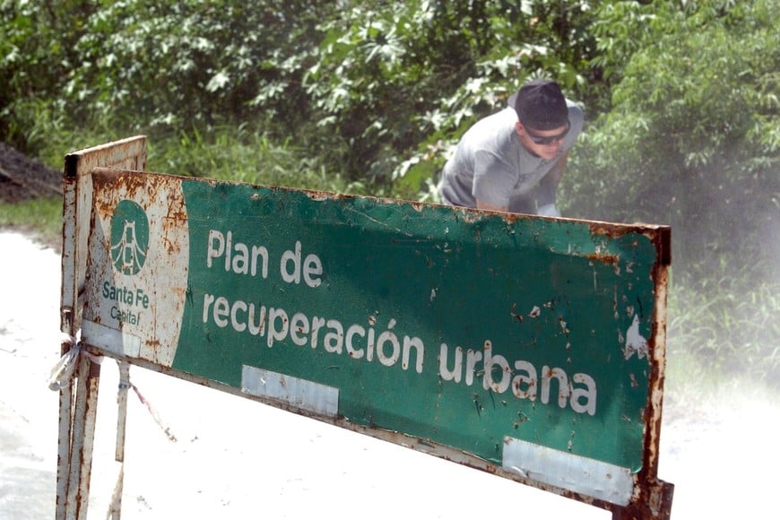 Las maquinas municipales ya intervienen el acceso, por Demetrio Gómez. MCSF